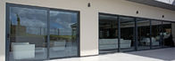비행거리 스크린 PVDF 표면 끝마무리 안뜰 문 회색 미닫이 안뜰 문을 가진 RAL 색깔 알루미늄 미닫이 유리 문